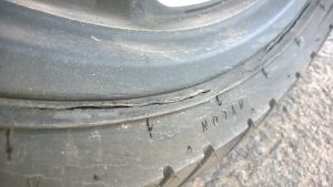 các vết nứt xuất hiện trên lốp xe