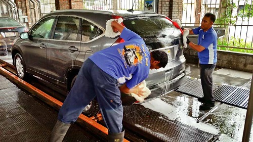 Rửa xe ô tô giá rẻ