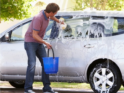 Rửa xe ô tô cọ sạch bụi bẩn 