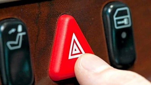 bật đèn cảnh báo xe báo hiệu xe ô tô thủng lốp